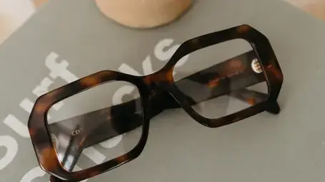 lunettes de créateur à Place de Bretagne - image 4