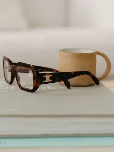 lunettes de créateur à Place des Lices - image 2