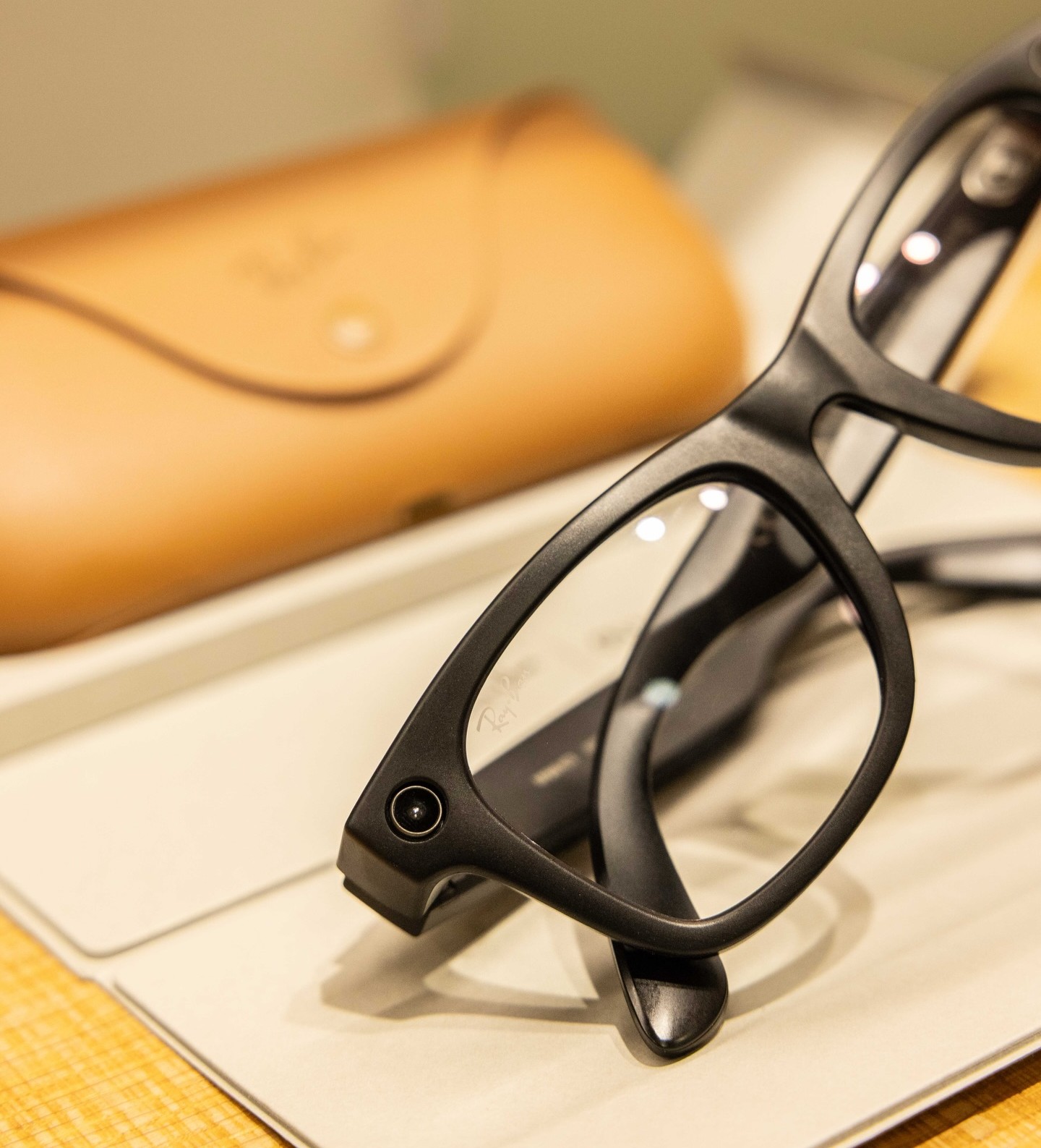 Montures de lunettes exposées chez l’opticien à Rennes